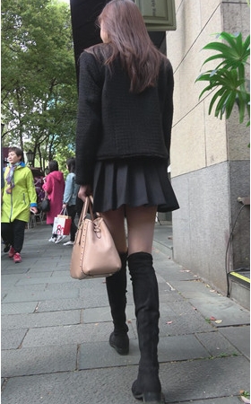 黑色高靴百褶裙美女