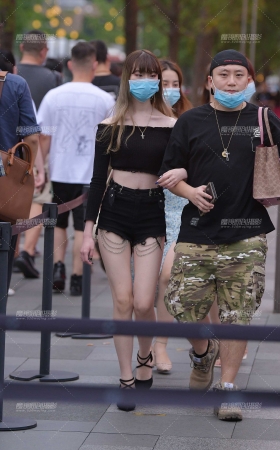黄昏后的热裤美腿女友 [17P]