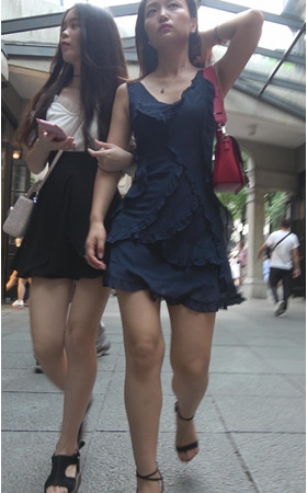 裸腿连衣裙小姐姐