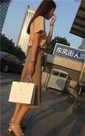 4k-街拍小清新美女姐姐的美脚丫，凉鞋貌似有点短哦