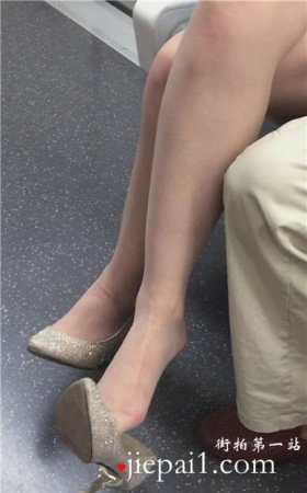 地铁上拍摄金色高跟鞋蓝裙少妇，挑些功夫炉火存青。