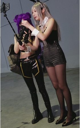 两个直播的coplay妹子