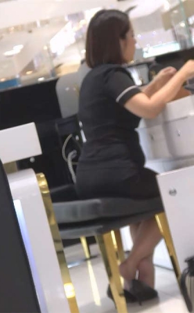 玩鞋子的少妇