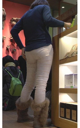 白裤短发妹子