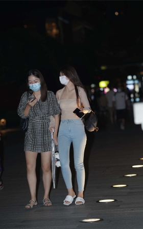 紧身蓝牛仔小姐姐