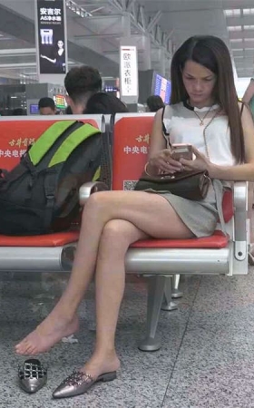 候车室里很久不可多见的极品美足
