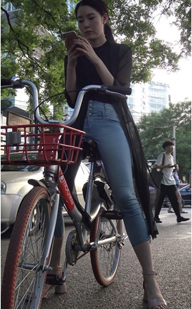 单车上的美女小姐姐