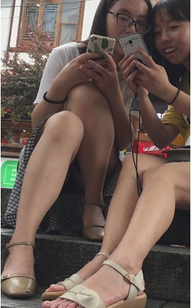 玩手机的妹子
