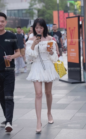 过马路的美女 [15P]