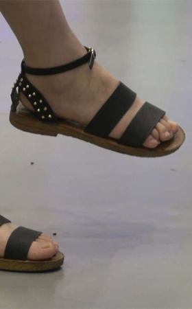 游乐场眼镜少妇凉鞋裸足