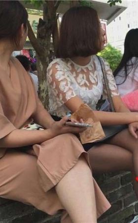 跟闺蜜聊天吃东西的妹子，多想你站起来摄下你的身材怎...