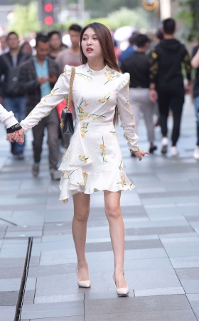 白色连衣裙