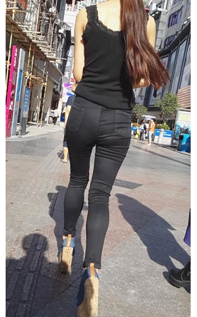 紧身黑裤高跟美女