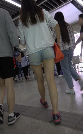 牛仔热裤妹子