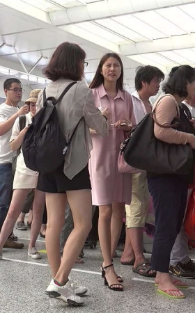 又高又瘦的女神款姑娘，脚长啥样你一定感兴趣