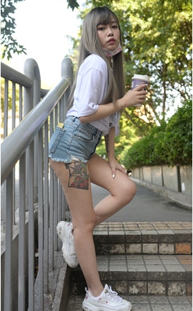 （视频）牛仔热裤小妹