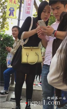 黑丝打底裤大嘴巴美女