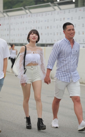 白色热裤短靴美腿