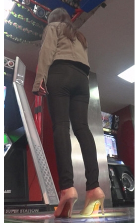 漂亮的黑裤紧身小美女