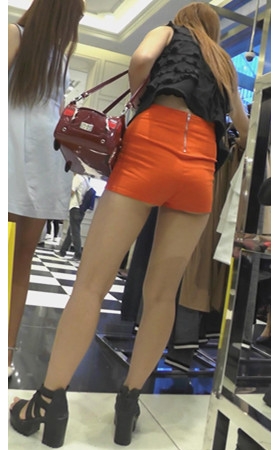 红色高腰短裤黄发美女