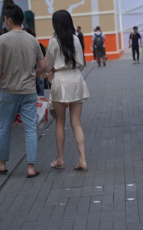 210519 白裙美腿