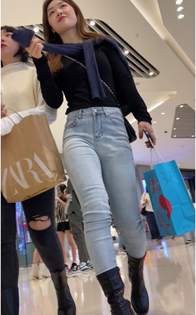 漂亮的紧牛小美女