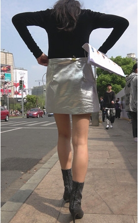 银色皮裙美女
