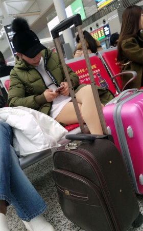 车站候车的肉色丝袜白色毛衣连衣裙少妇