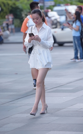 连衣裙美女