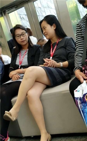 4k视频，跟闺蜜聊天的美腿极品少妇