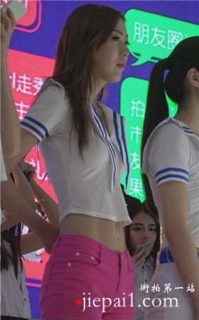 小清新甜美粉色超短热裤美女。
