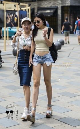 超短裤彰显美腿魅力（2016-12-15-11P）倒影 [11P]