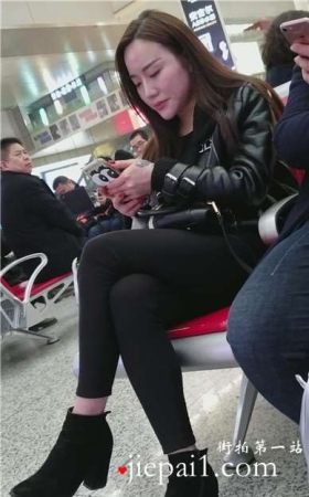 4k-候车室拍摄紧身黑裤美腿大美女