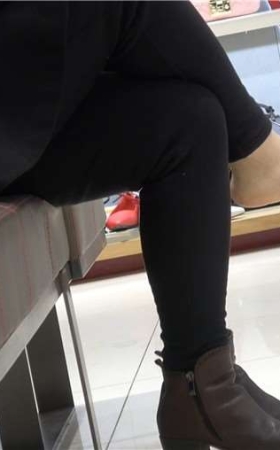 4k-黑色外套紧身裤街拍美足
