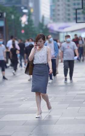 街拍高腰包屯长裙MM