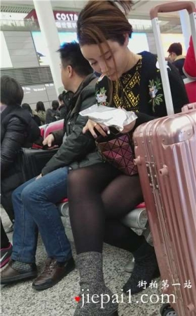 4k-候车室遇见黑丝长腿妹子。