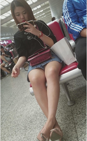 牛仔裙妹子