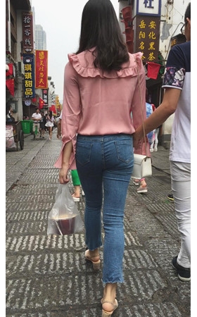 粉衣牛仔紧身妹子