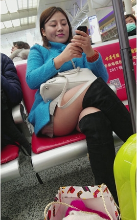 黑色长靴美妇