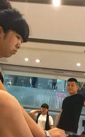 试鞋的短裤肉丝美腿美女