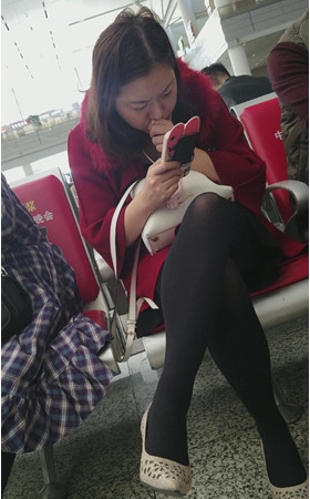 看手机的黑丝美妇