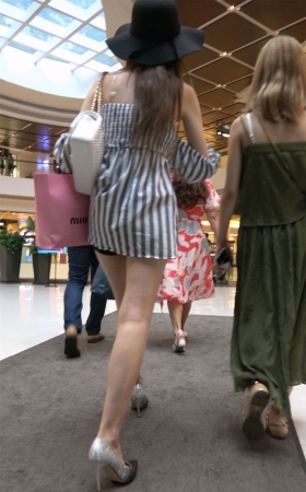 大黑帽吊带衫高跟鞋美腿性感美女