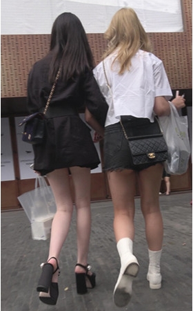 两个年轻妹子