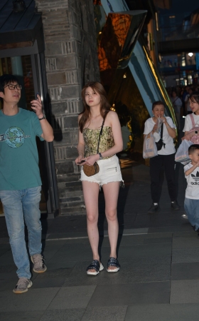 街拍素人，白色热裤大白腿美女