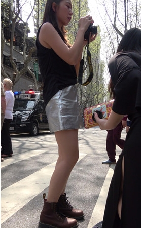 漂亮的银色皮裙美女