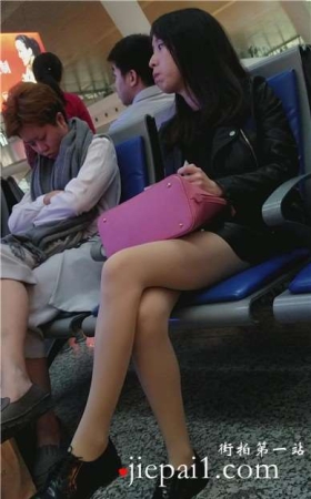 4k-高铁站候车室拍摄显得有点无聊的肉丝美腿美女