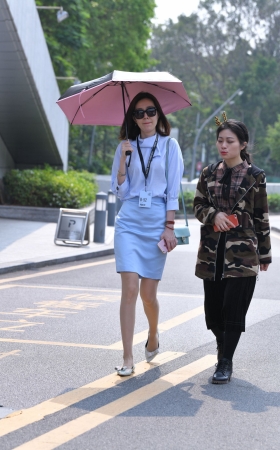 打伞的浅蓝色短裙肉丝美女