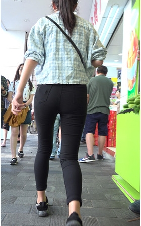 黑色紧身裤妹子