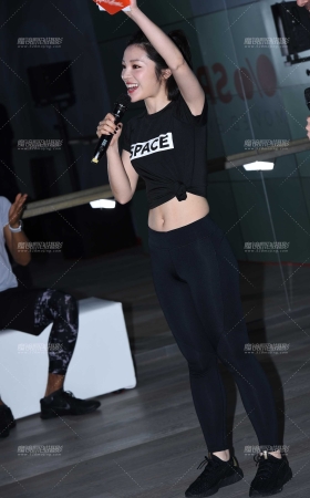 俏皮的女主持人 [21P]