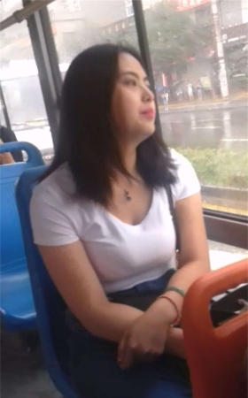 公交车上的漂亮小姐姐